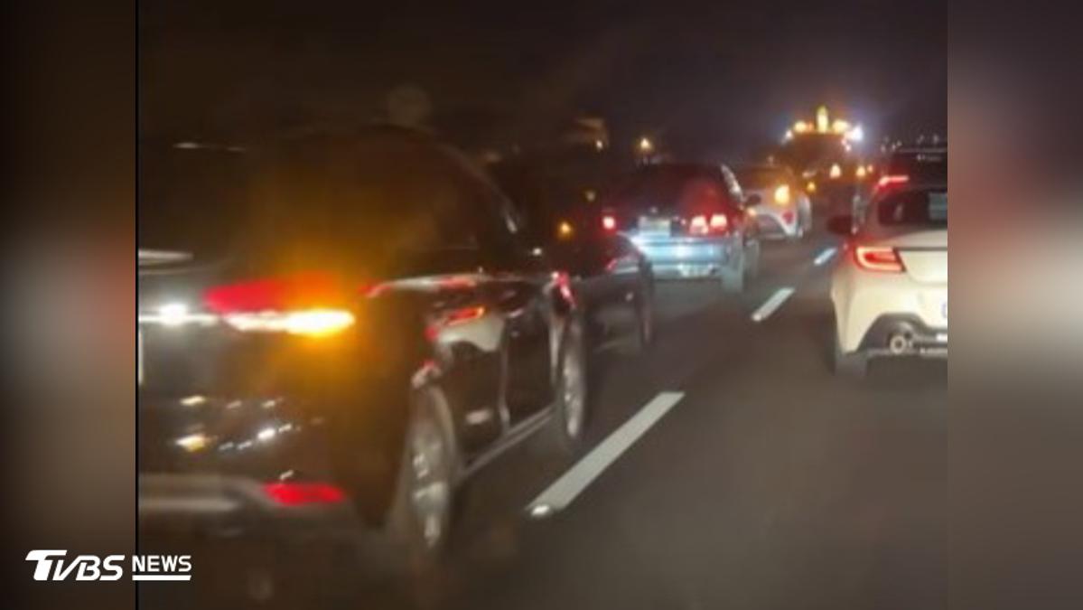 中秋收假夜國道大塞車!國1彰化員林路段「8車撞1整排」