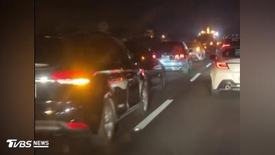 中秋收假夜國道大塞車!國1彰化員林路段「8車撞1整排」