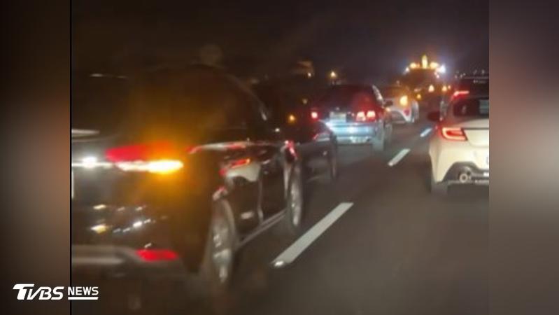 國1彰化員林路段「8車撞1整排」。(圖/民眾提供)