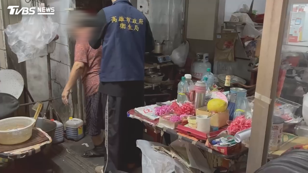 衛生局接獲訊息後上門稽查，發現冰箱內有多處污垢，食材暴露在外未加覆蓋等多項缺失，要求業者限期改善（圖／TVBS）