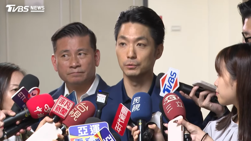 台北市長蔣萬安今日一早赴議會工務委員會送水果致意。(圖/TVBS)