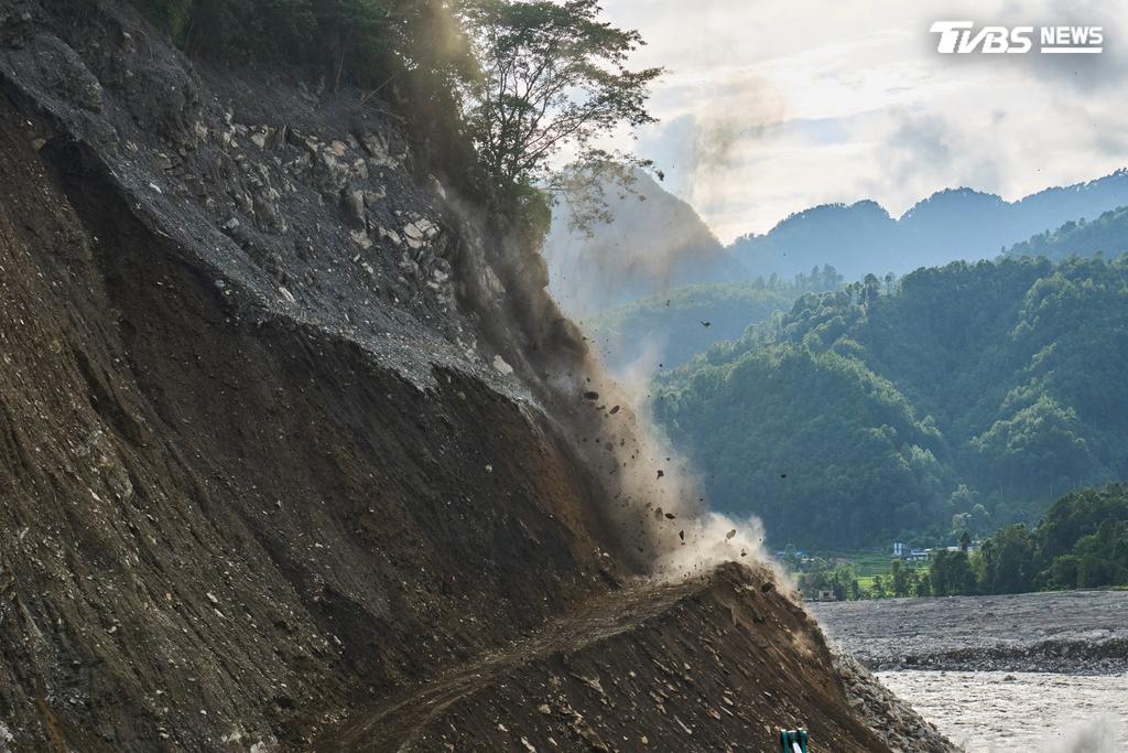 尼泊爾遭遇豪雨強襲，導致再度發生山崩、土石流以及洪災　（圖／達志影像美聯社）