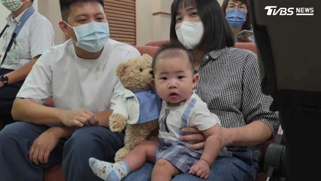 爸媽特別帶他出席記者會,見證這場生命奇蹟。(圖/TVBS)