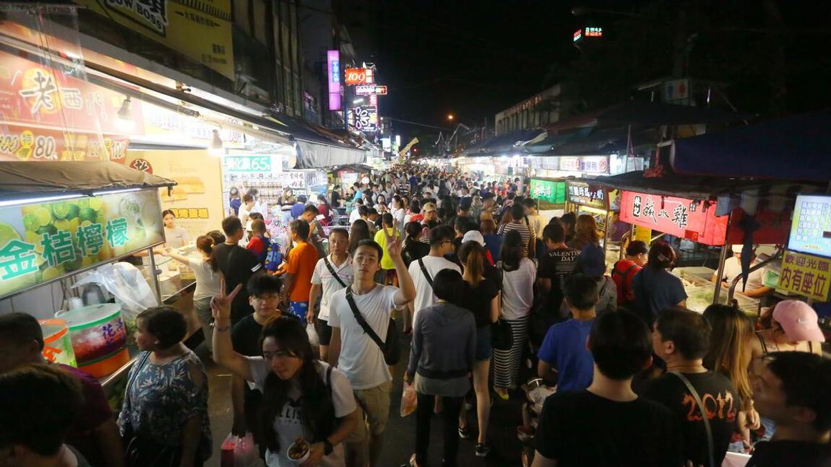 羅東夜市凌晨火警!彈珠台攤位「燒到剩鐵架」