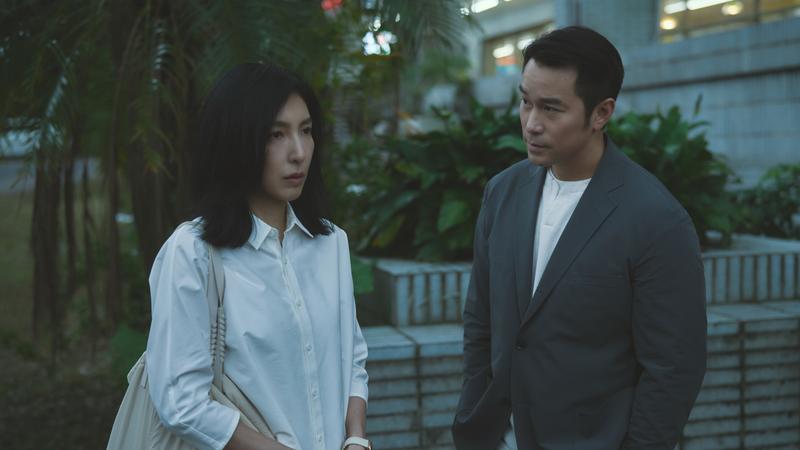 楊謹華(左)在劇中飾演溫柔敏感的李芸,與張孝全飾演的建成有多場對手戲。(圖/嘉揚電影提供)