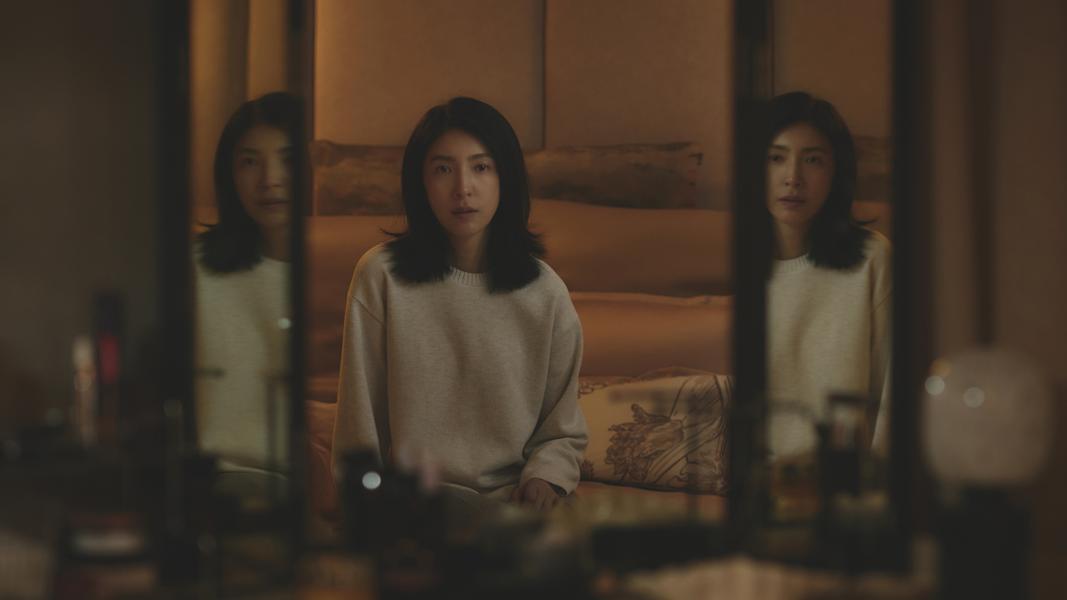 楊謹華在劇中一人分飾兩角,展現不同風貌 。(圖/嘉揚電影提供)