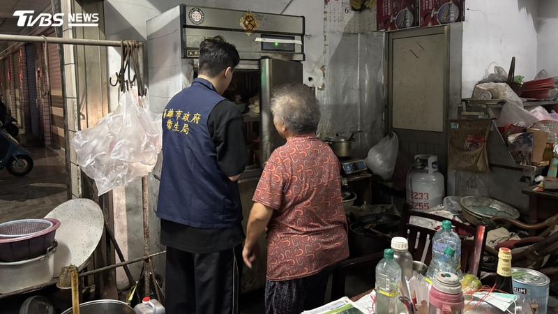 高雄市衛生局無預警突擊稽查。(圖/TVBS)