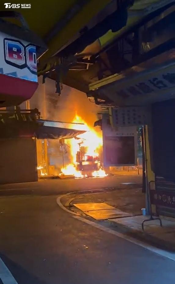 彈珠台攤位燒到剩鐵架。（圖／TVBS）