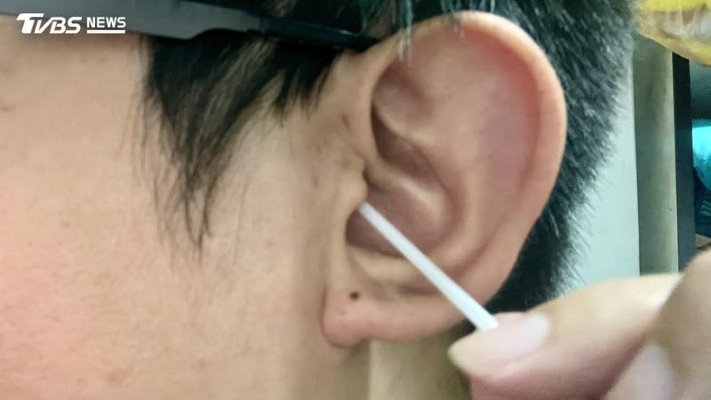 每天拿棉花棒清耳朵恐導致耳膜或耳道受傷。(示意圖,與本事件無關/TVBS資料照)