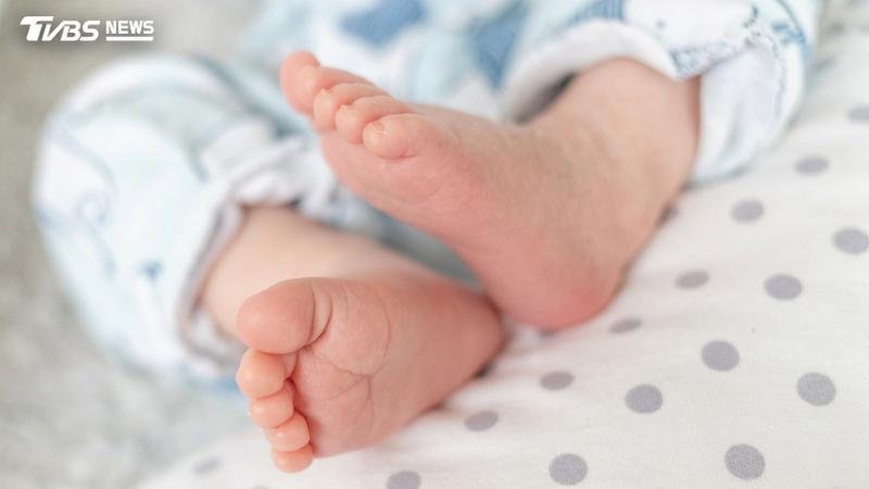 男嬰遭生母男友重拳虐打,造成終身殘疾。(圖/Shutterstock達志影像)