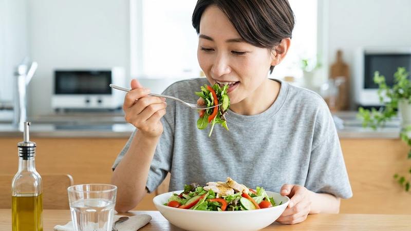 47歲女患者體重上升4公斤,為典型的更年期肥胖,狂吃沙拉減肥卻沒用。(示意圖,非當事人/AI生成)