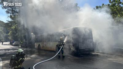 快訊/北市士林公車靠站突起火 警消搶救畫面曝