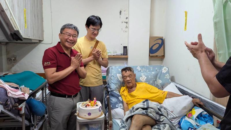 前鎮區興中里長狄金山辭世(圖/翻攝鄭光峰臉書)