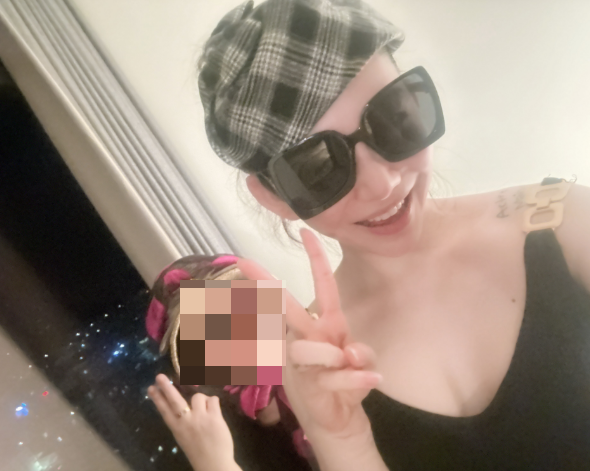 權珉娥曬出昔日與母親的合照。（圖／翻攝自X）