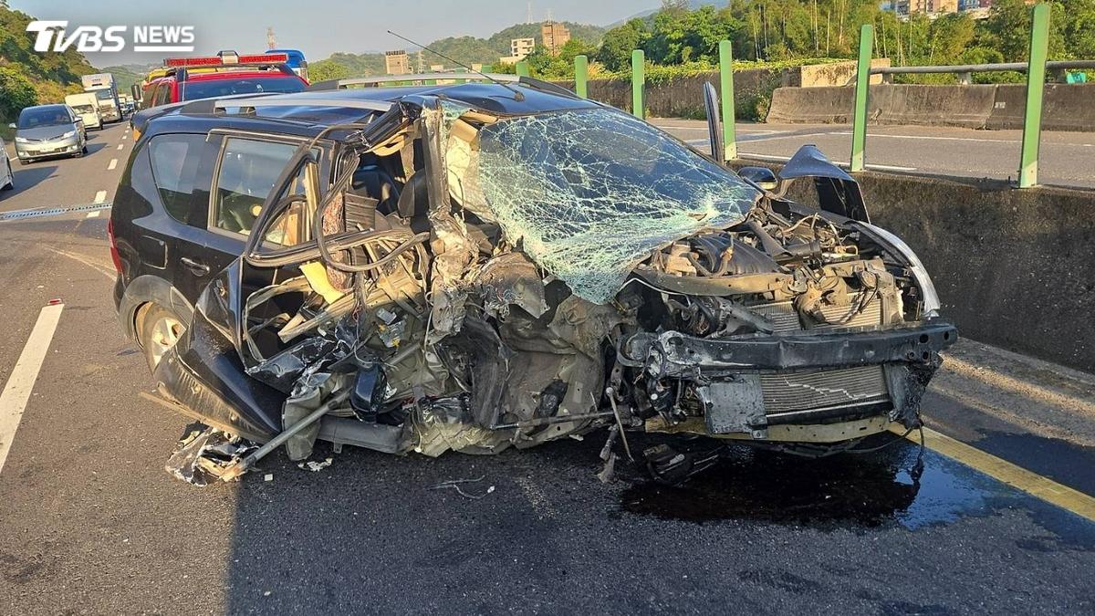 快訊/基隆台62線自撞!車頭撞爛變形、車輪噴飛慘烈畫面曝光