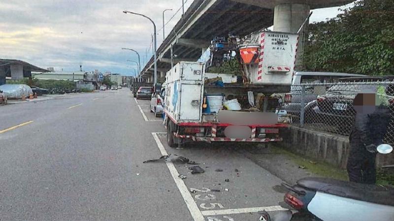 男開賓士車撞路邊大貨車。(圖/TVBS)
