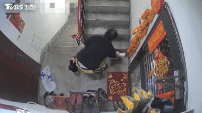 樓上訪客疑按錯門鈴又「偷鞋」!樓下鄰居氣炸 報警後竟持鐵鎚砸門