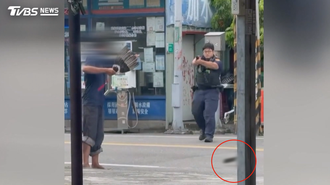 台南持刀男嗆警「開槍啊」,手槍一上膛秒丟刀,長期吸毒成地方頭痛人物。(圖/TVBS)