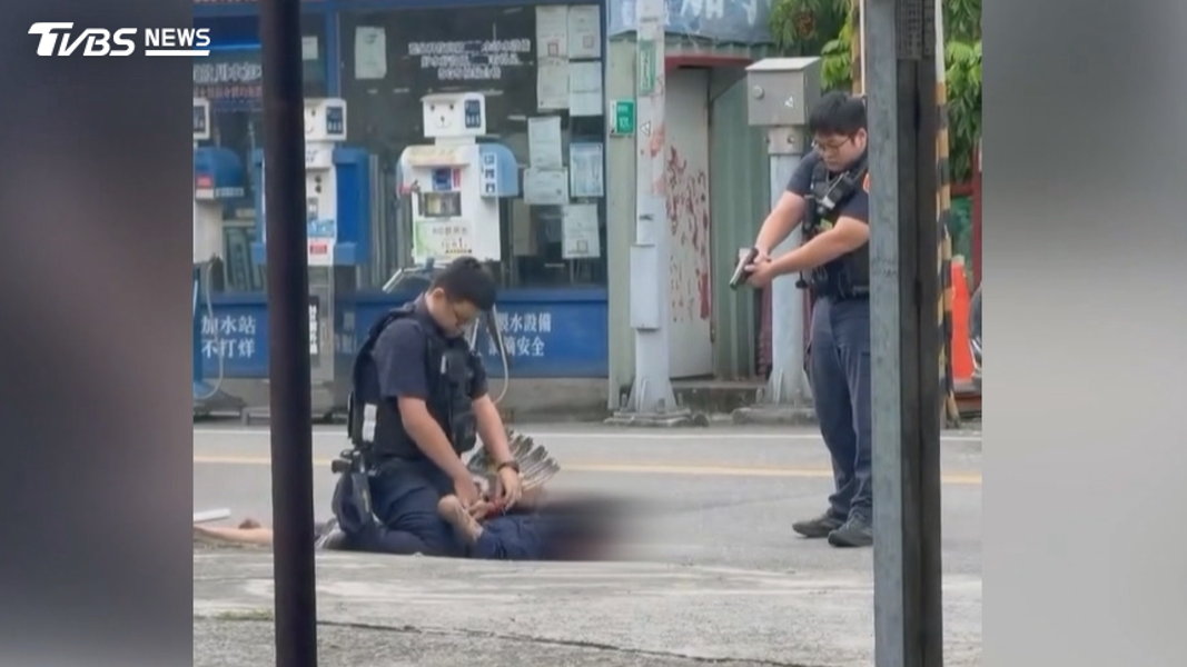 鄭男情緒失控,有自傷及傷人之虞,現場員警予以管束,並會同救護人員將鄭男強制送醫治療。(圖/TVBS)