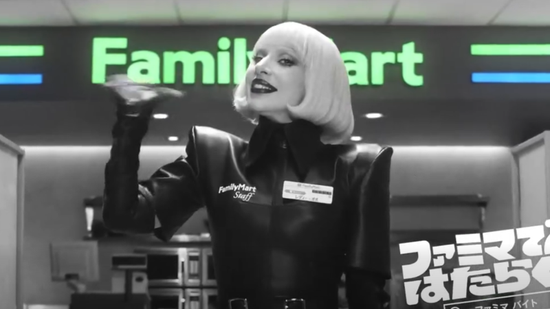 日本全家超商找來女神卡卡拍攝徵才廣告。(來源:Lady Gaga Now)