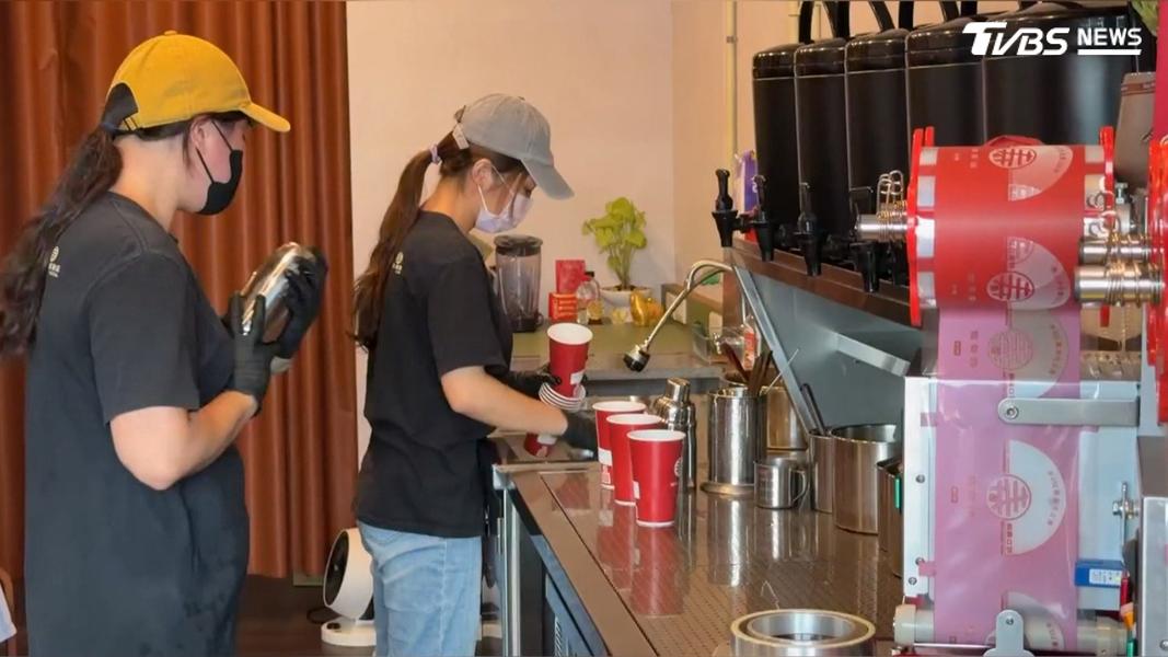 這間從台南發跡的奶茶專門店,以獨特茶香吸引眾多顧客上門。(圖/TVBS)
