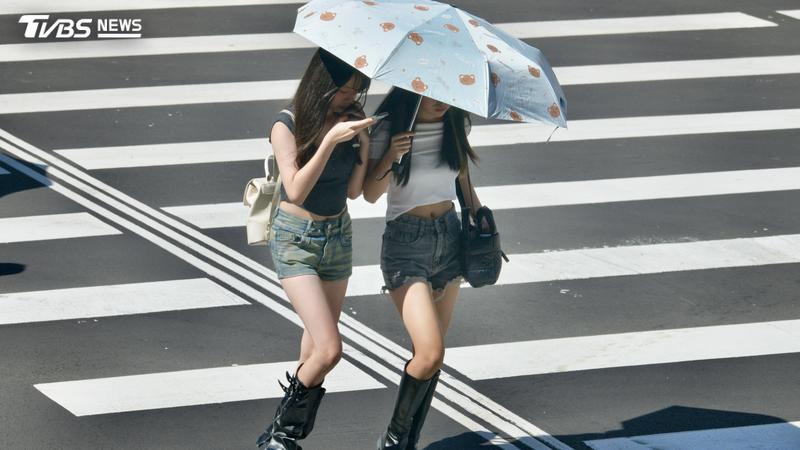 明天天氣仍是高溫晴朗,不過週四就要變天下雨。(圖/TVBS)