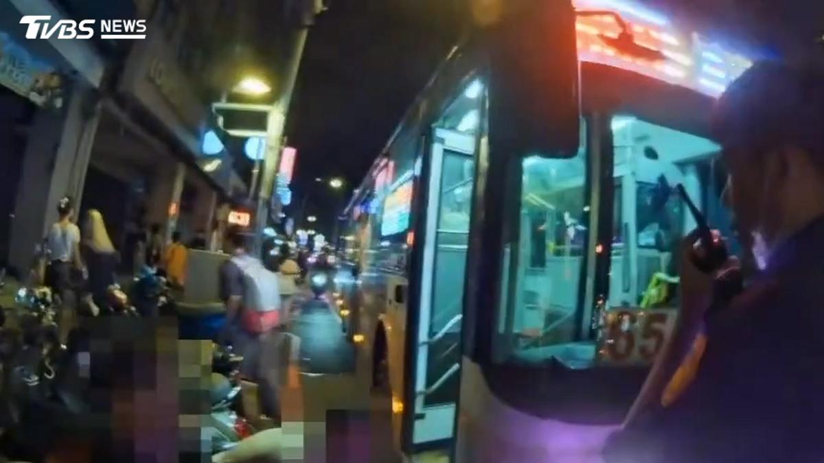 搭公車看影片太大聲引爆衝突!土城52歲男遭39歲男推倒撞頭爆血