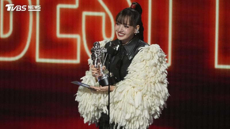 Lisa上台領獎的造型被酸像是公雞。(圖/達志影像美聯社)