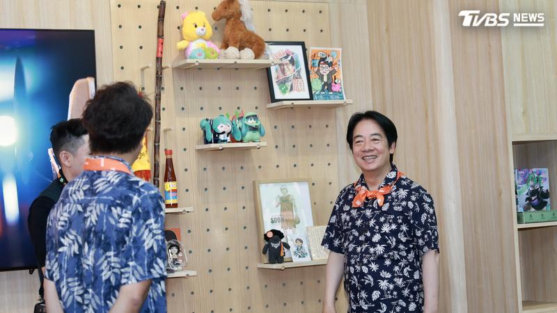 民進黨台北市長參選人沈伯洋競總內擺放初音玩偶、黑熊玩偶跟福德宮甘蔗。(圖/華子琛攝)