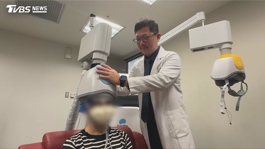 經顱磁刺激是藉由磁場產生微弱的電流,該電流會透過頭殼直接刺激腦部裡面的神經元(圖/TVBS)