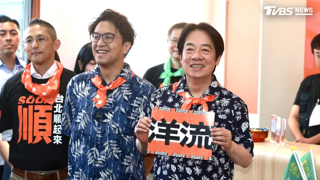 吳怡農(左)出席競總開箱活動。(圖/華子琛攝)