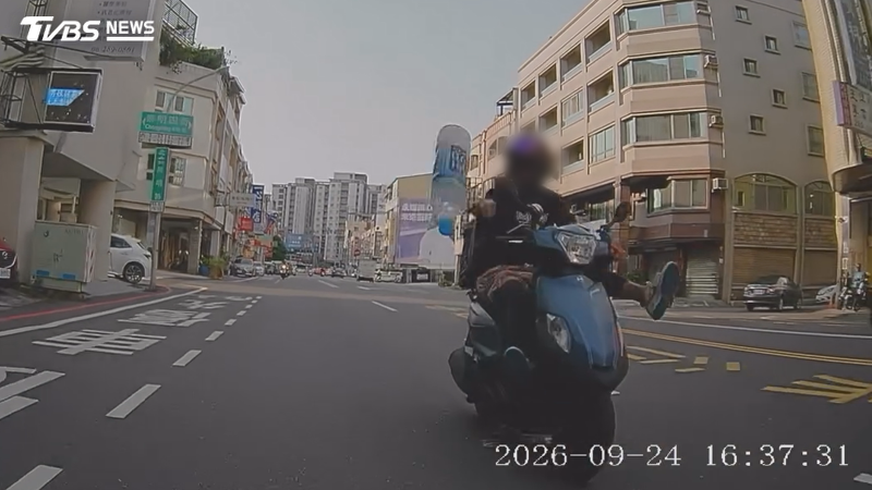 一名機車騎士疑似情緒控管不佳,先是因打錯方向燈遭後方汽車按喇叭提醒後暴怒,當街叫囂並持水瓶砸車(圖/翻攝Threads@o.time777)