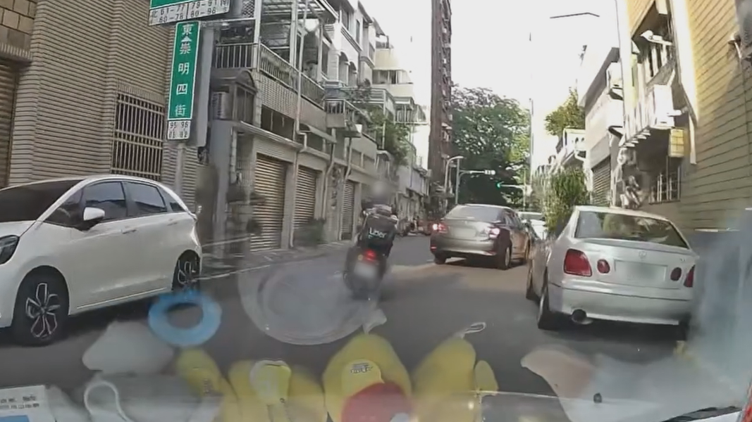 同一名騎士2天後又在東區裕農路上與另一名駕駛發生行車糾紛,這次不僅飆罵對方,還對駕駛噴灑辣椒水(圖/翻攝Threads@o.time777)