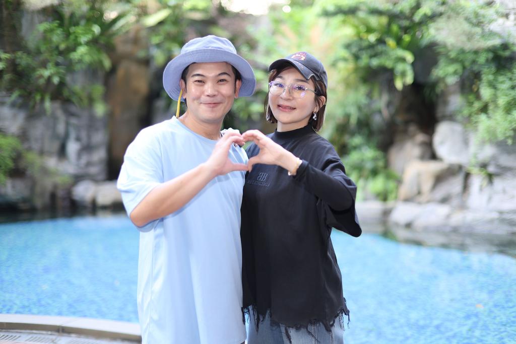 王彩樺幫馬國弼很多工作忙。(圖/劍湖山世界提供)