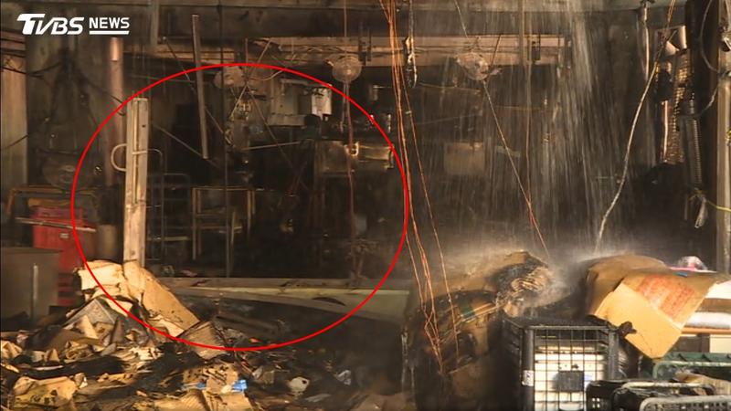 台北市第一果菜市場火警,北農調查,為充電中電動拖板車自燃起火釀災。(圖/TVBS)