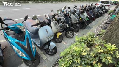 北市大型重機10月新制!6.3萬付費機車格開放停 白牌族崩潰:更難找車位