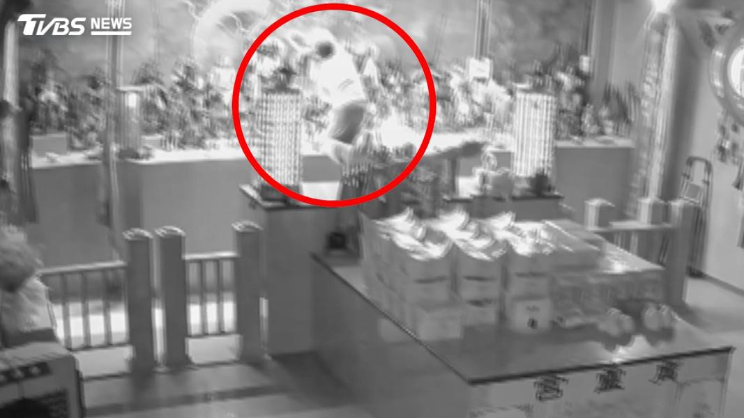 神壇遭洗劫!男2度闖入「金牌掛滿手」 信徒捐獻全偷走損失破百萬(圖/TVBS)