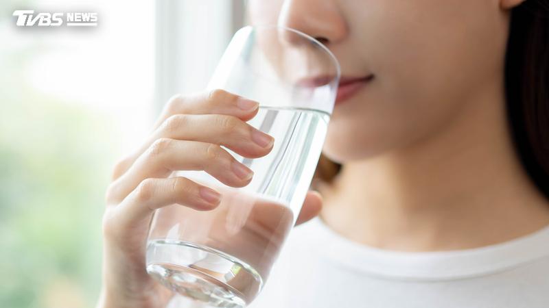 喝水的時機相當重要。(示意圖/Shutterstock達志影像)