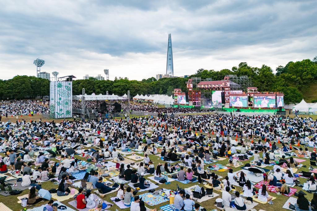 首爾公園音樂節門票年年完售，現場擠滿樂迷邊聽歌邊野餐。（圖／CJ ENM Hong Kong Ltd.提供）