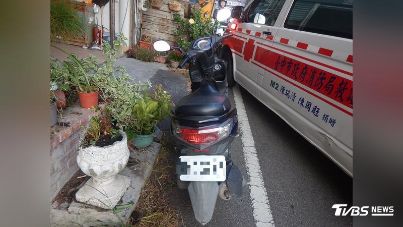 台中男子倒臥機車旁,送醫不治。(圖/民眾提供)