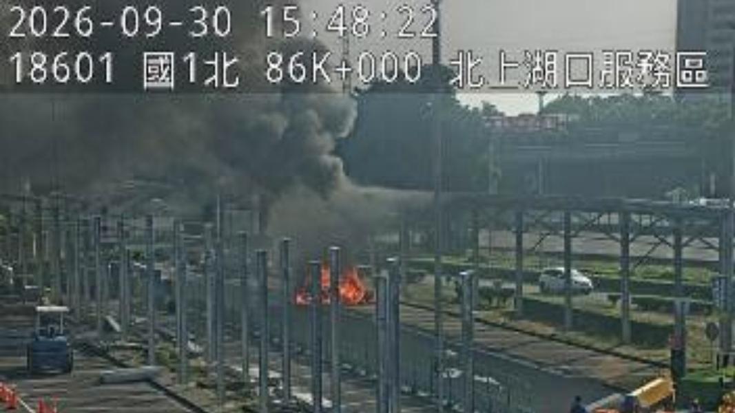 車輛起火燃燒。(圖/翻攝畫面)