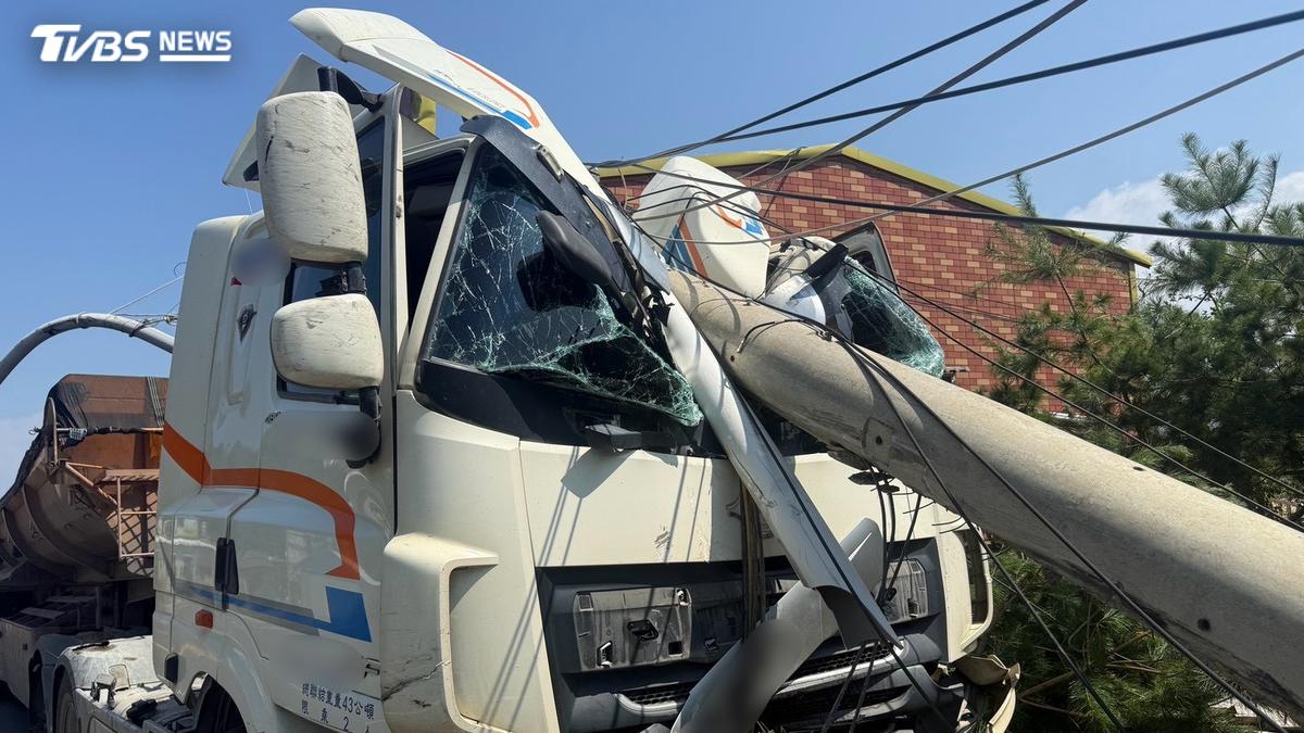 苗栗曳引車閃車失控「撞進民宅」
