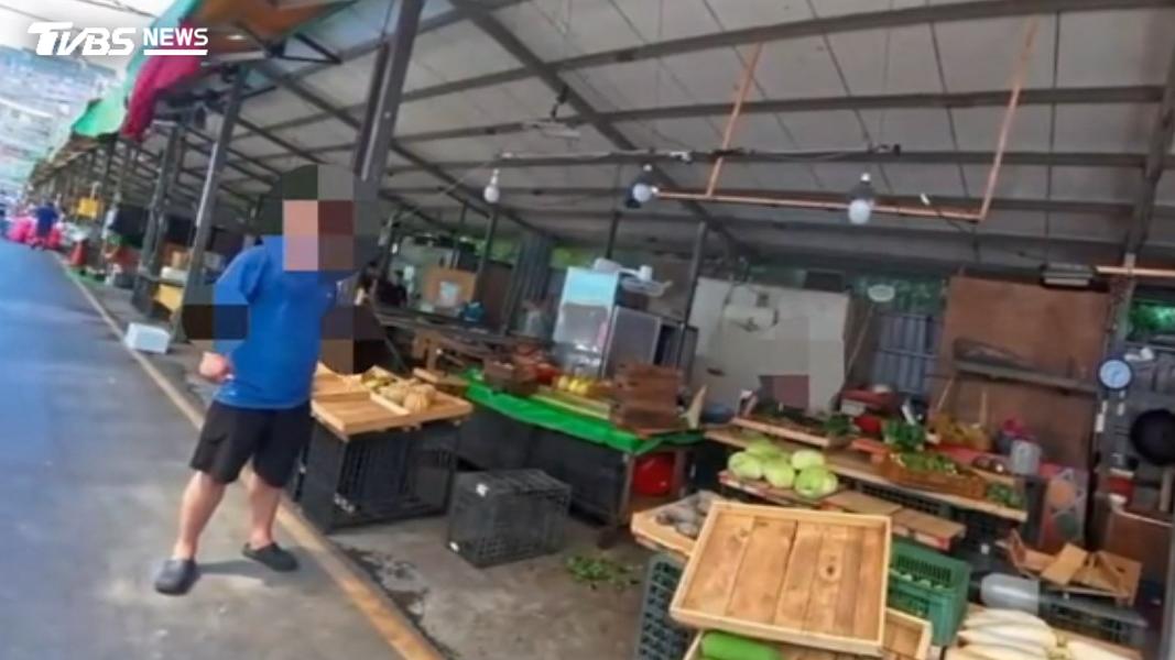 市場菜販不滿遭6旬母碎念當眾揮刀,6警到場耐心化解危機。(圖/TVBS)