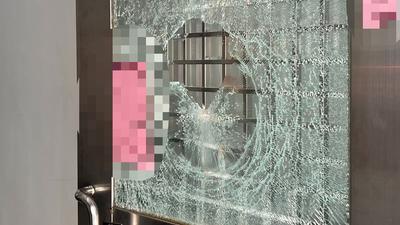 東區民宅遭砸門!男持磚頭猛砸「玻璃碎裂」 路人嚇到狂奔逃離
