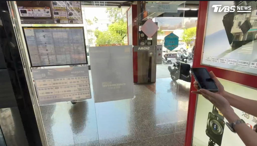 手機業者張進聰解釋，iPhone 18的感應設置位於手機左上角，感應出來的紅外線量比較強烈。（圖／TVBS）