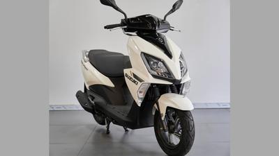 Suzuki UY125大改款!「Y字車頭」現身 最快10月登場