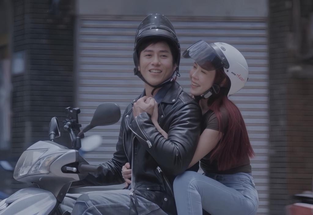 莊凱勛騎車載吳申梅。(圖/喜上梅梢娛樂提供)