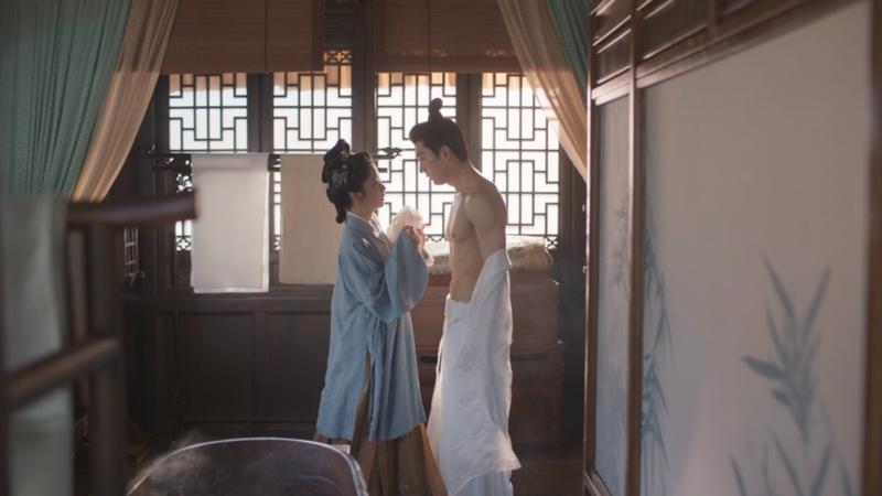 劉學義(右)飾演的林家的嫡長孫「林錦岐」為替感加溫不惜脫衣「勾引」譚松韻。(圖/Disney+提供)