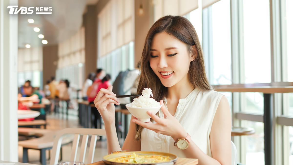 剛吃完飯又餓了?醫揭「精製澱粉」惹禍 換2類食物撐更久