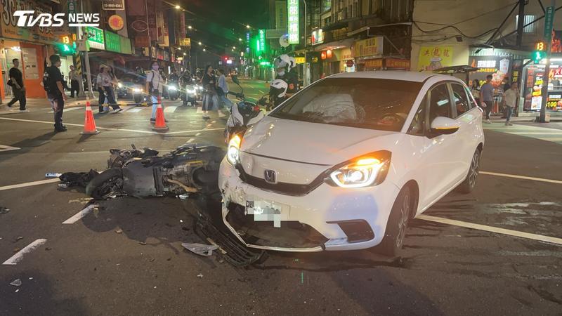 24歲劉男駕駛自小客車左轉時,與直行的22歲機車騎士陳姓男子發生碰撞,導致陳男噴飛重摔落地。(圖/TVBS)